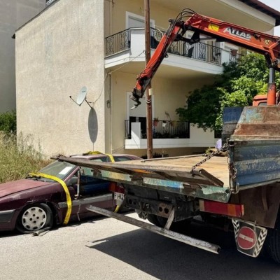 Επιχείρηση «σκούπα» στη Λάρισα – Βγήκαν οι γερανοί στους δρόμους