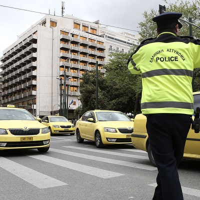 Οδηγός Ταξί πιάστηκε στα «πράσα» να παίρνει 45 ευρώ χωρίς ταξίμετρο – Για μια διαδρομή 9,5 km
