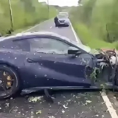 Έχασε τη Ferrari πάνω στη στροφή και τη διέλυσε (video)