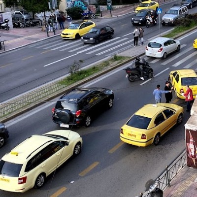 Αυτοκίνητο ή πεζός: Ποιος έχει προτεραιότητα στη διάβαση - Τι λέει ο ΚΟΚ (video από Κηφισίας)