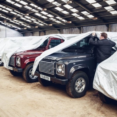 Επιχειρηματίας αγόρασε 240 Land Rover Defender - Και έβγαλε πάρα πολλά λεφτά