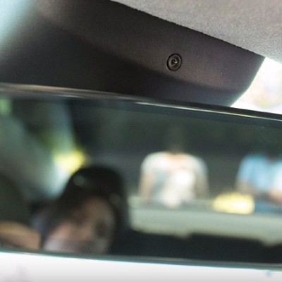 Τι είναι αυτή η κάμερα πάνω από τον καθρέπτη στα Tesla;