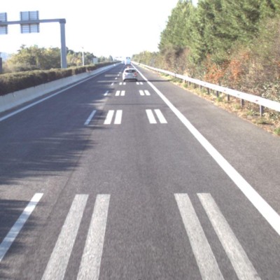 Ελλάδα: Τι είναι αυτές οι διπλές γραμμές πάνω στον αυτοκινητόδρομο;
