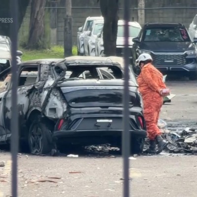 Ελικόπτερο έπεσε σε πάρκινγκ αυτοκινήτων – Σκοτώθηκαν έξι άνθρωποι και κάηκαν 20 οχήματα (video)