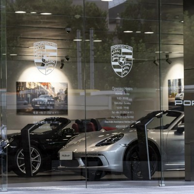 Η Porsche κλείνει 70 καταστήματα στη μεγαλύτερη αγορά – Χάνει πολλά λεφτά