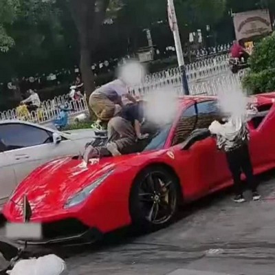 Παιδιά έκαναν τσουλήθρα πάνω σε Ferrari – Ο κάτοχος πήγε στα δικαστήρια τους γονείς (video)