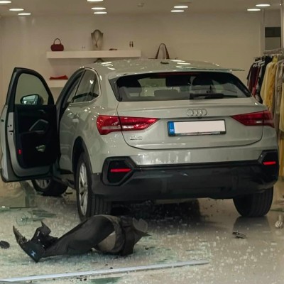 SUV μπήκε σε μαγαζί σε κεντρική λεωφόρο της Αθήνας – Δείτε εικόνες