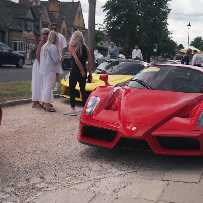 Το μικρό χωριό που γέμισε Ferrari – Άφωνοι οι κάτοικοι από το θέαμα