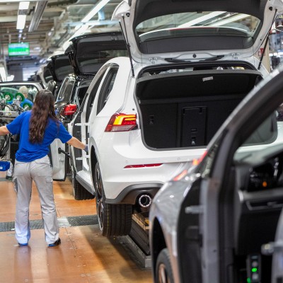 Η μοναδική μάρκα που πουλάει 100.000 αυτοκίνητα τον μήνα – Κέρδισε ξανά την Toyota