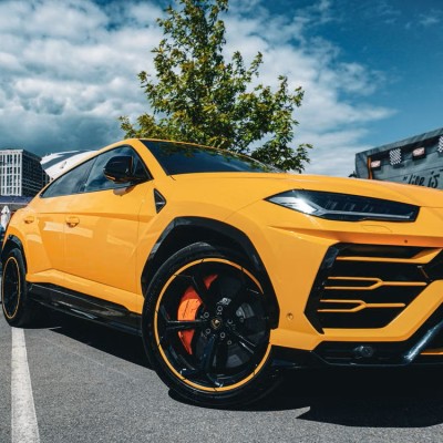Η χώρα που έχει πόλεμο κι όμως αγοράζει Porsche, Aston Martin, Rolls-Royce, Bentley, Ferrari και Lamborghini