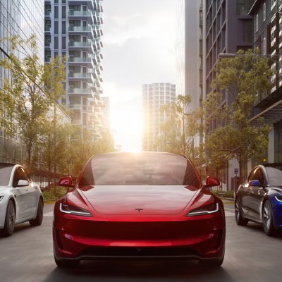 H Tesla φέρνει τα αυτοκίνητα που αποφεύγουν τις λακκούβες