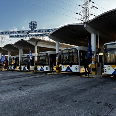 Τέλος η αναμονή στις στάσεις της Θεσσαλονίκης – Βγήκαν στους δρόμους τα νέα λεωφορεία