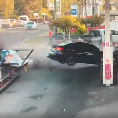 BMW M3 βγήκε εκτός ελέγχου και έπεσε σε πρατήριο καυσίμων (video)