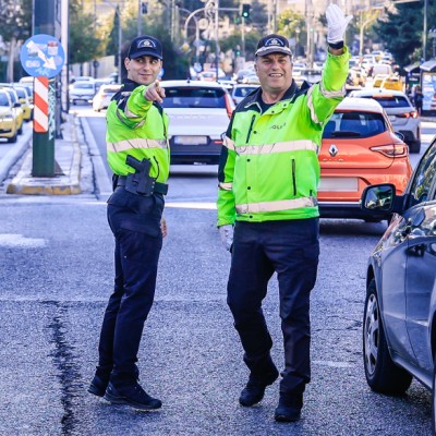 Το φανάρι λέει «πράσινο» και ο τροχονόμος «STOP» - Ποιον υπακούς;