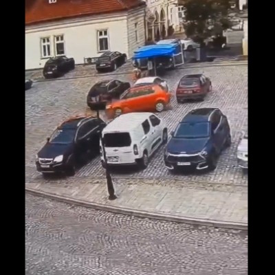 Το χειρότερο παρκάρισμα της χρονιάς – Πήρε παραμάζωμα πέντε αυτοκίνητα (video)