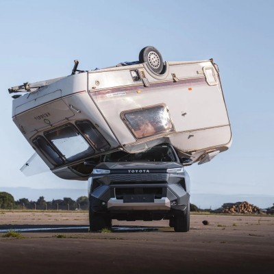 Έριξαν τροχόσπιτο πάνω στο Toyota Hilux - Και αυτό συνέχισε να κινείται (video)