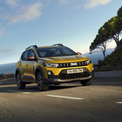 Ήρθε Ελλάδα το φουλ υβριδικό Dacia Sandero Stepway που καίει 4,3 lt/100 km – Τιμή