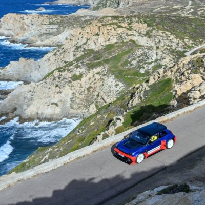 Δίνουν Γη και Ύδωρ για το Renault των 160.000 ευρώ – Πάνω από 1.000 παραγγελίες