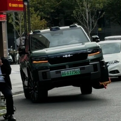 Η BYD έφτιαξε SUV που κινείται με τρεις ρόδες – Και το εμφάνισε σε δημόσιο δρόμο