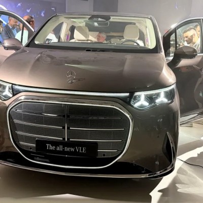 Παιδί διαλύει το περίπτερο της Mercedes-Benz στην Έκθεση στο Παρίσι! [video]