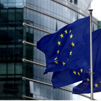 Έκτακτο: Η Ευρώπη βάζει νερό στο κρασί της – Κινητήρες βενζίνης στα αυτοκίνητα και μετά το 2035