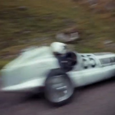 Video: Μία Silver Arrow W25 ξανασπάει τα χρονόμετρα