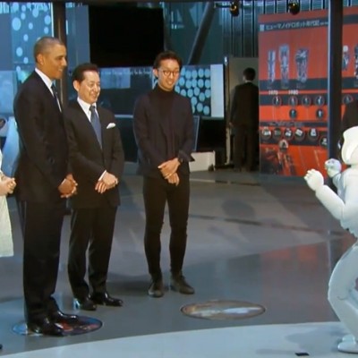 Ο Ομπάμα παίζει μπάλα με τον Asimo της Honda (video)