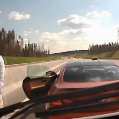 Video: Οδηγός μπλοκάρει ασθενοφόρο στη Ρωσία