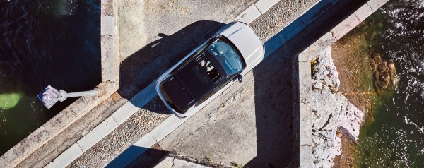 Όφελος έως 2.500 ευρώ και 8ετή εργοστασιακή εγγύηση για το υβριδικό Jeep
