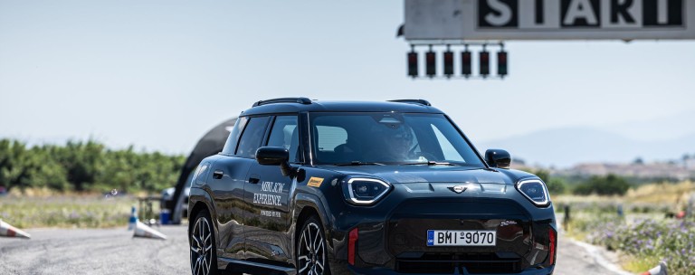 Οδηγούμε στην πίστα των Μεγάρων όλα τα MINI John Cooper Works
