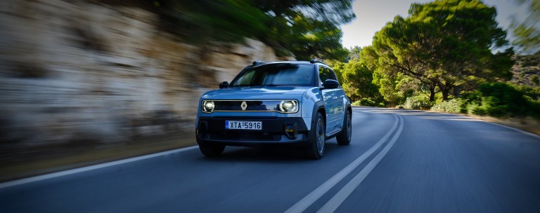 Δοκιμή Renault 4 E-TECH 52 kWh: Ταχύρρυθμα μαθήματα