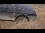 Lada με καπάκια φρεατίων αντί για ρόδες