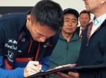 O Alex Albon οδηγεί το ηλεκτρικό Honda e