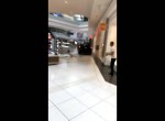 Εισέβαλε με SUV σε εμπορικό κέντρο