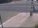 Αυτοκίνητο χτυπάει σκούτερ και η αναβάτρια καταλήγει στον υπόνομο