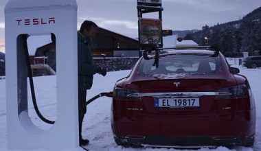 Tesla Model S_Winter Driving Redefined