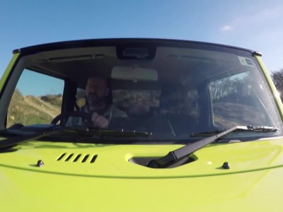 Suzuki Jimny αντιμετωπίζει ένα Toyota Land Cruiser
