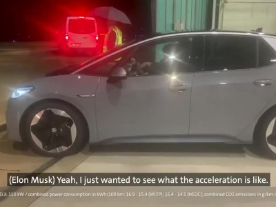O Elon Musk οδηγεί το ηλεκτρικό Volkswagen ID.3