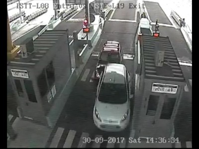 Αυτοκίνητο πέφτει πάνω σε άλλο σε σταθμό διοδίων